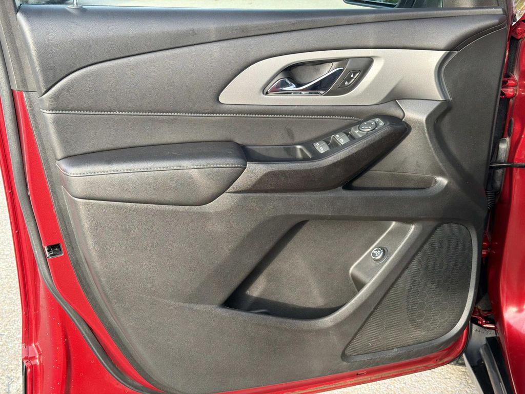 used 2023 Chevrolet Traverse car, priced at $29,990