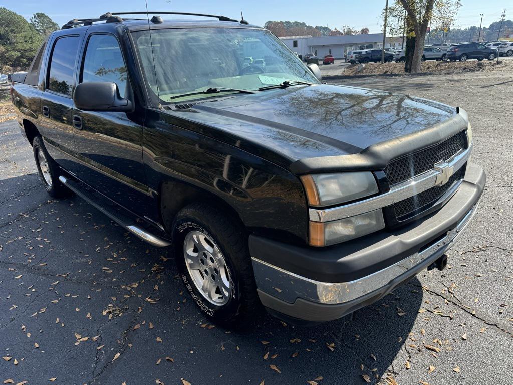 used 2005 Chevrolet Avalanche car, priced at $9,899