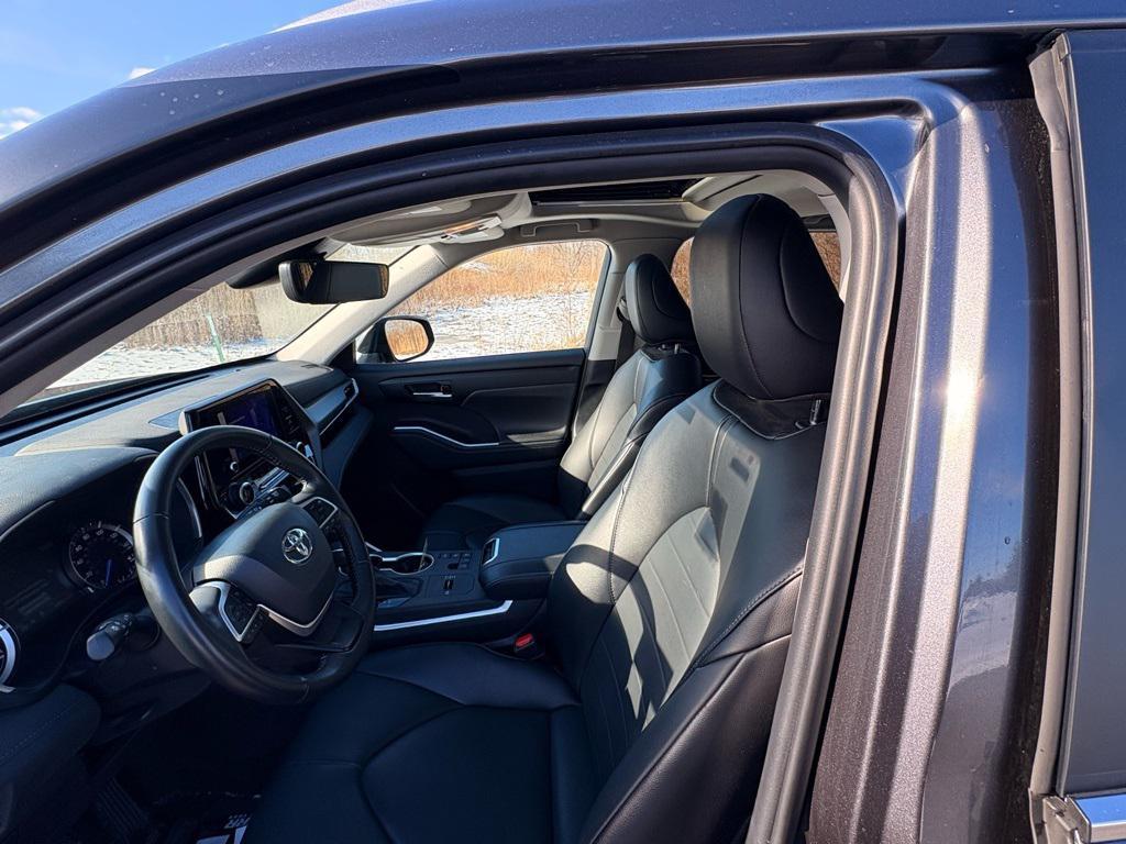 used 2024 Toyota Highlander Hybrid car, priced at $43,836