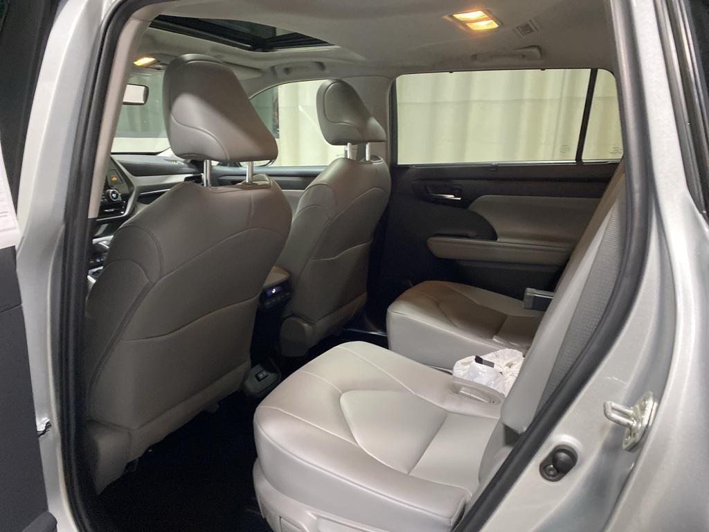 used 2023 Toyota Highlander car, priced at $33,065