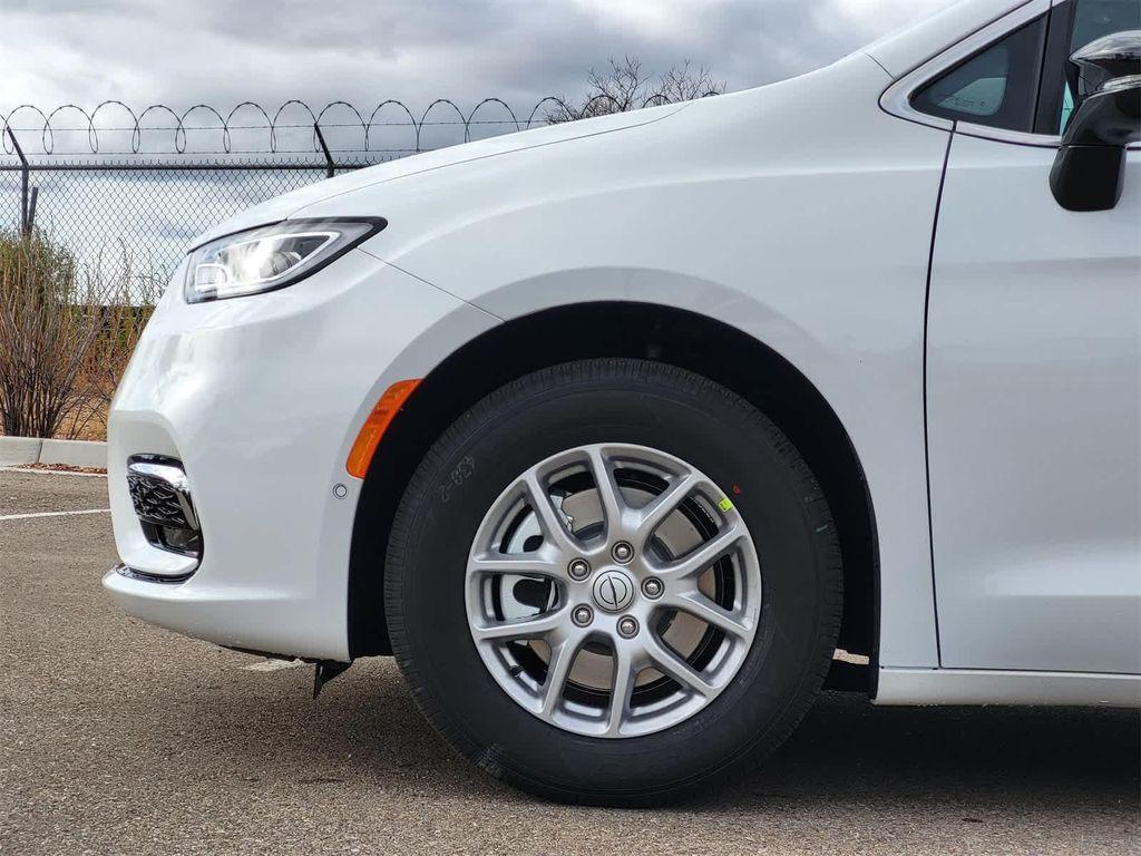 new 2026 Chrysler Pacifica car, priced at $39,420
