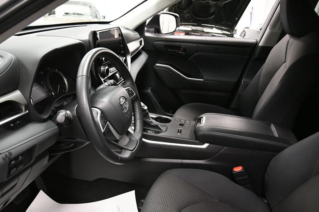used 2025 Toyota Highlander car, priced at $36,991