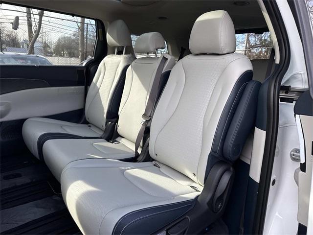 new 2026 Kia Carnival Hybrid car, priced at $52,625