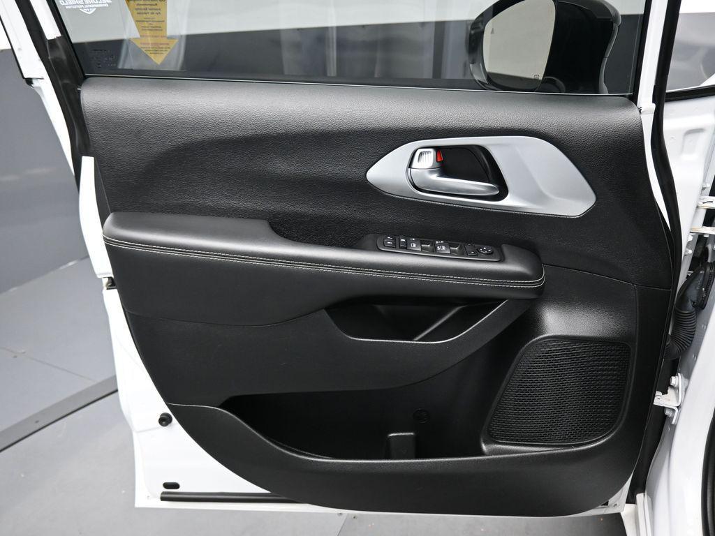 used 2024 Chrysler Pacifica car, priced at $30,999