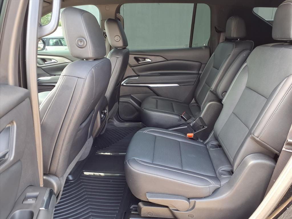 used 2025 Chevrolet Traverse car, priced at $35,400