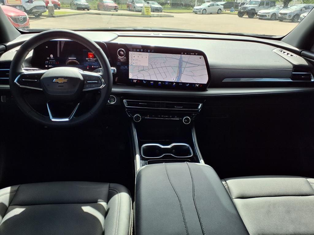 used 2025 Chevrolet Traverse car, priced at $35,400