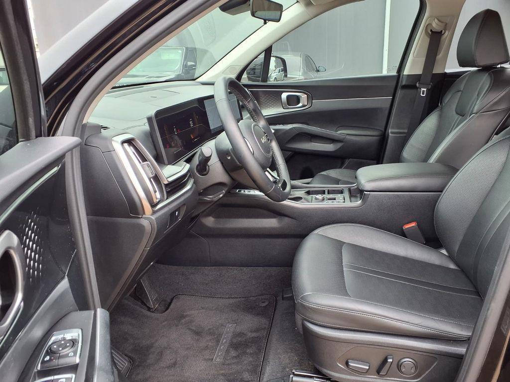 used 2025 Kia Sorento car, priced at $31,900