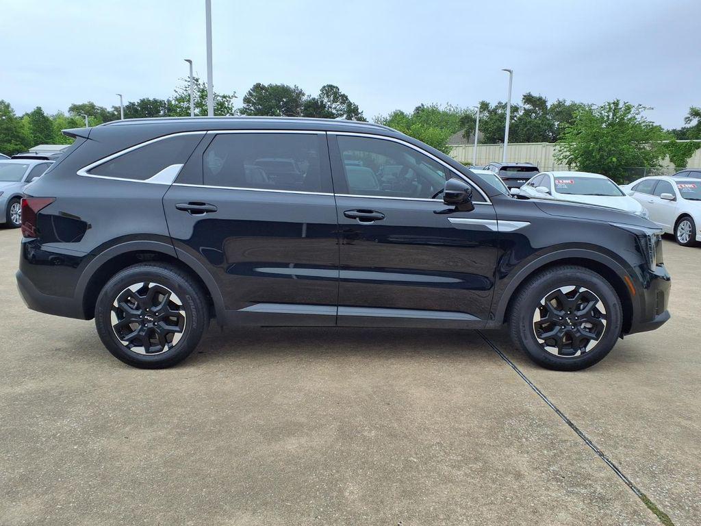 used 2025 Kia Sorento car, priced at $31,900