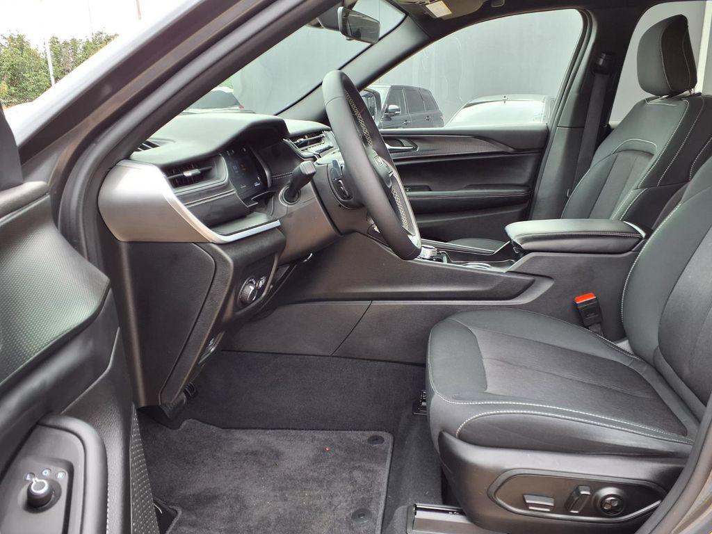 used 2025 Jeep Grand Cherokee car, priced at $29,900