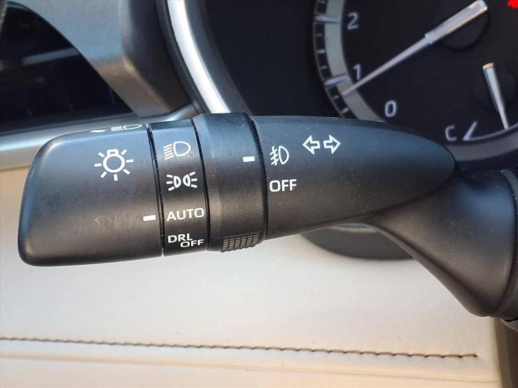 used 2020 Toyota Highlander car, priced at $27,900