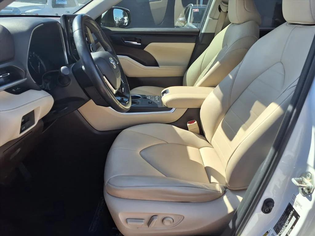 used 2020 Toyota Highlander car, priced at $27,900