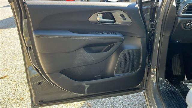 new 2025 Chrysler Pacifica car, priced at $47,587
