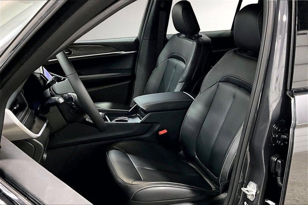 new 2025 Jeep Grand Cherokee car, priced at $45,900