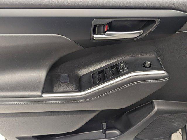 used 2025 Toyota Highlander car, priced at $40,897