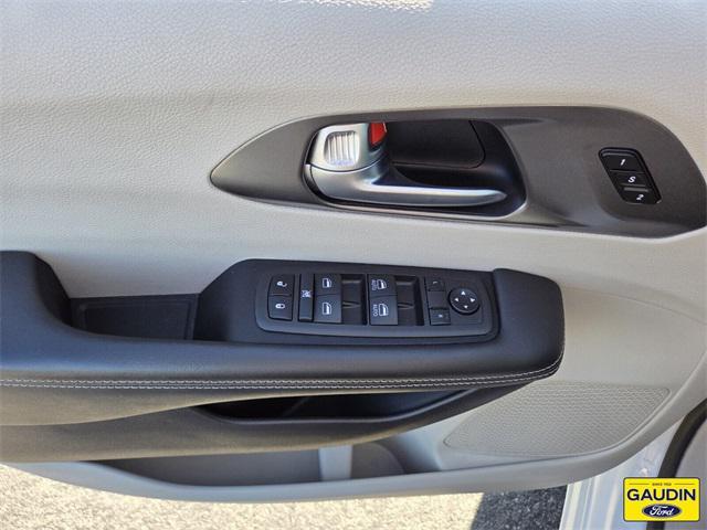 used 2024 Chrysler Pacifica Hybrid car, priced at $29,500