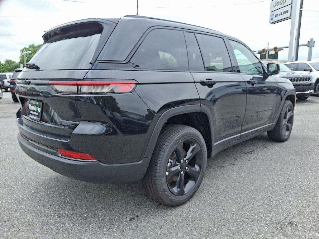 new 2025 Jeep Grand Cherokee car, priced at $52,000