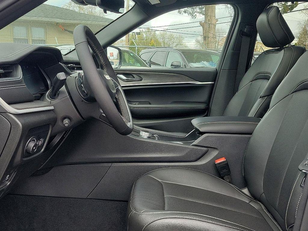 new 2025 Jeep Grand Cherokee car, priced at $48,500