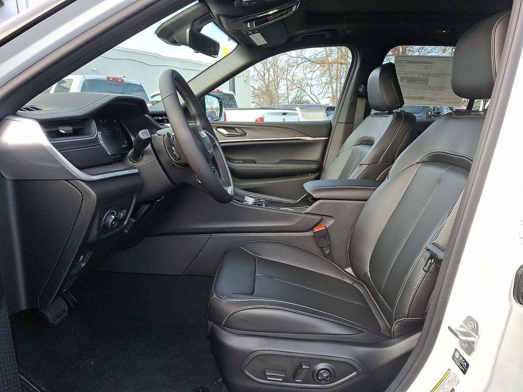 new 2025 Jeep Grand Cherokee car, priced at $51,815