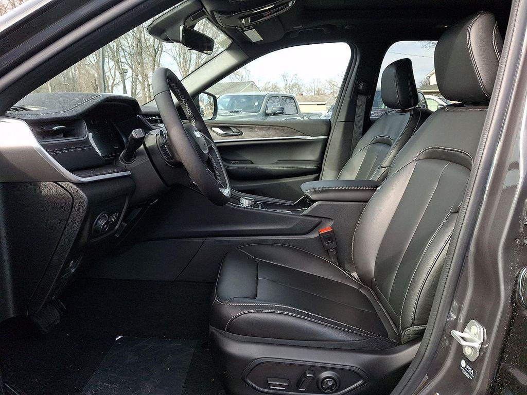 new 2025 Jeep Grand Cherokee car, priced at $51,985