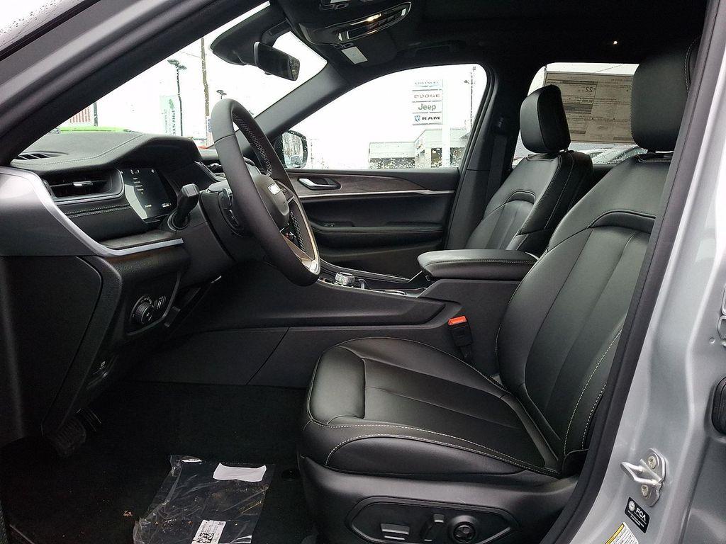 new 2025 Jeep Grand Cherokee car, priced at $50,160