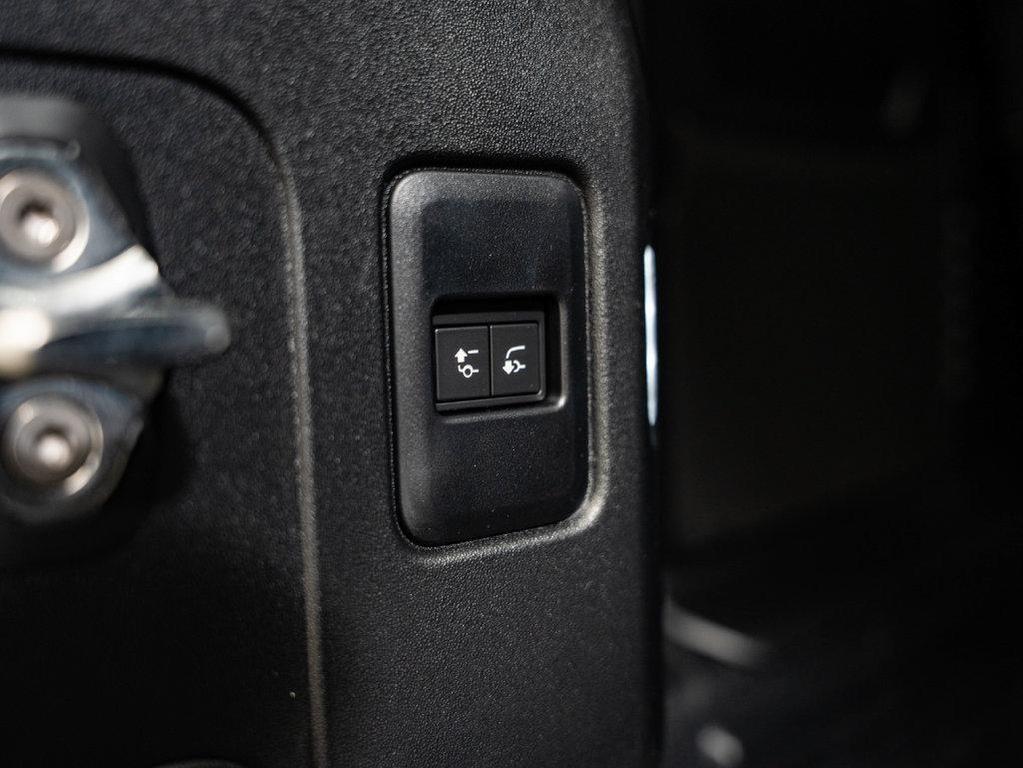 Land Rover Defender view 23
