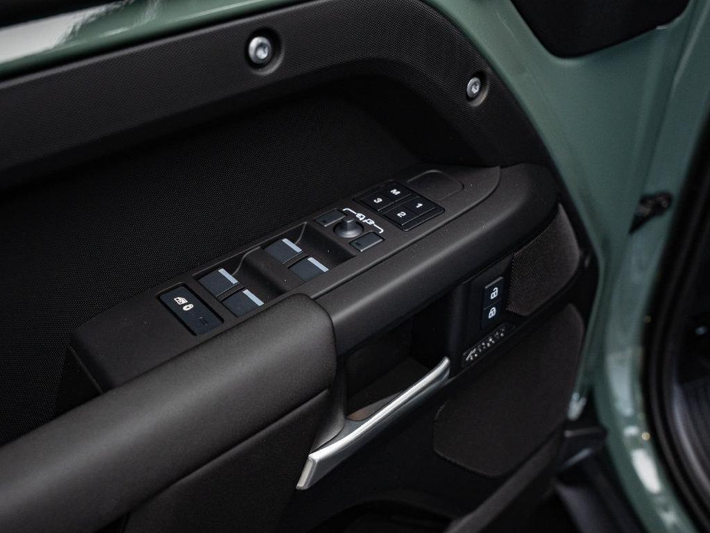 Land Rover Defender view 28
