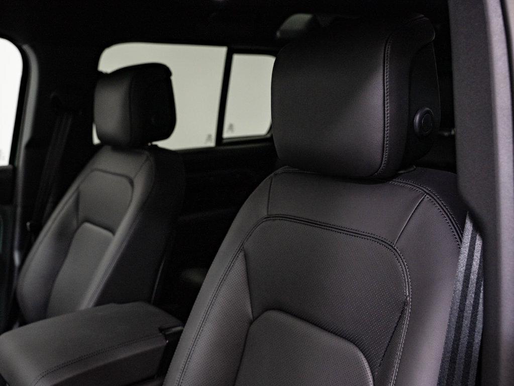 Land Rover Defender view 25
