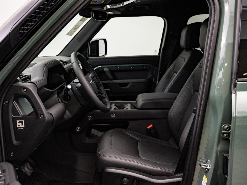 Land Rover Defender view 24