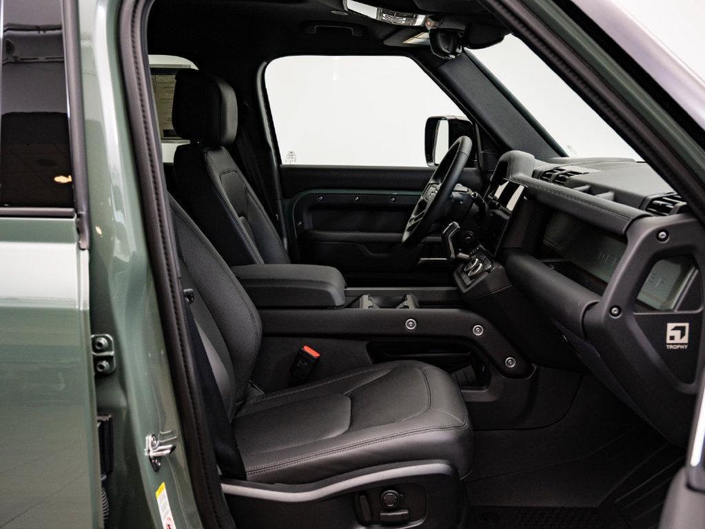 Land Rover Defender view 26