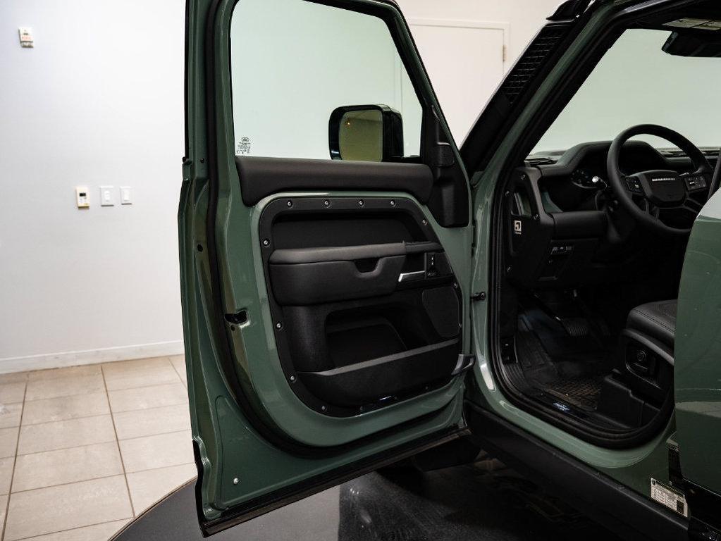 Land Rover Defender view 30