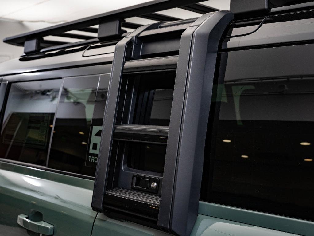Land Rover Defender view 27