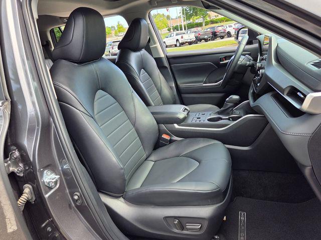 used 2025 Toyota Highlander car, priced at $41,663