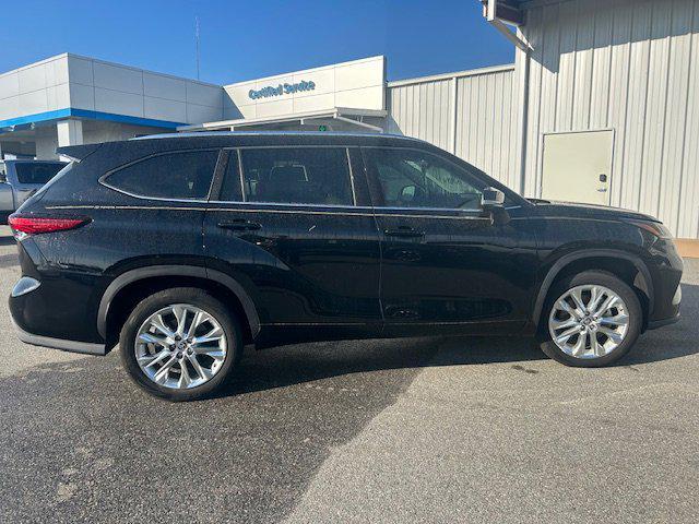 used 2020 Toyota Highlander car, priced at $27,748