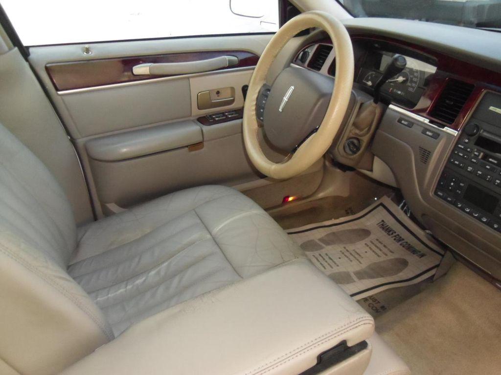 used 2005 Lincoln Town Car car, priced at $6,995