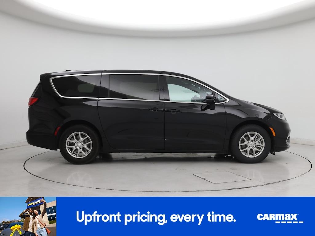 used 2025 Chrysler Pacifica car, priced at $31,998