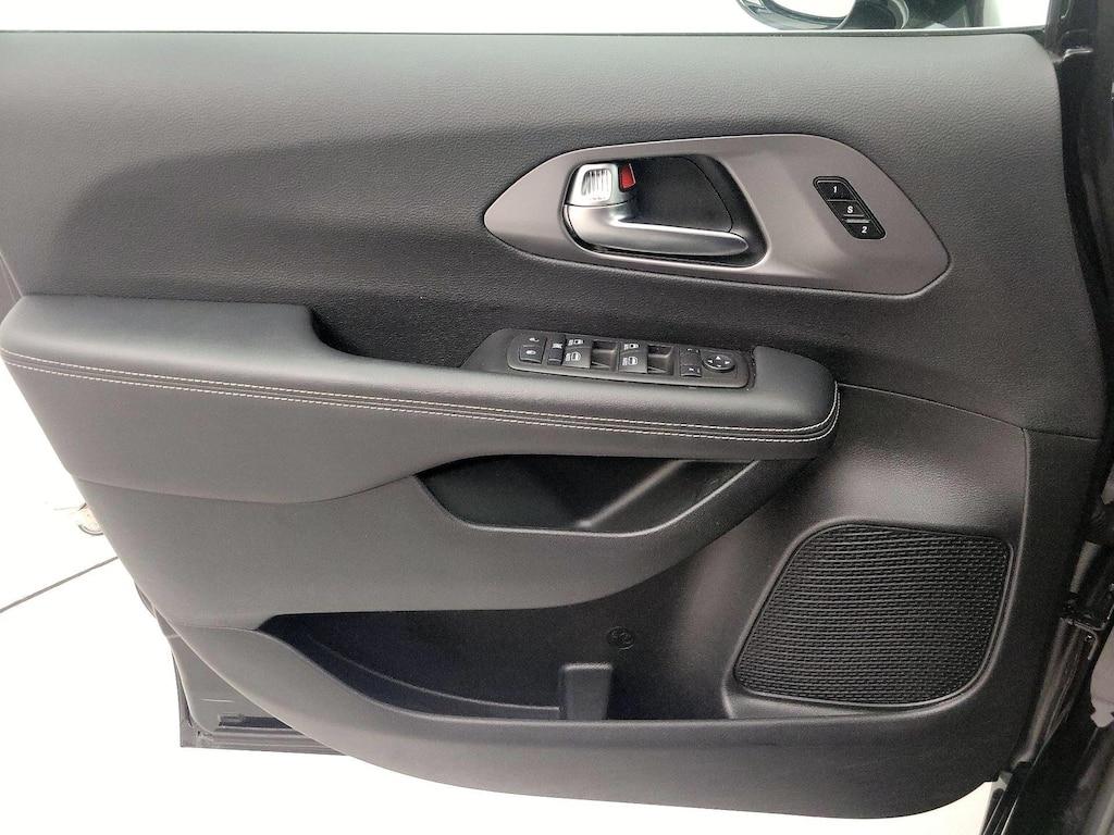 used 2025 Chrysler Pacifica car, priced at $31,998