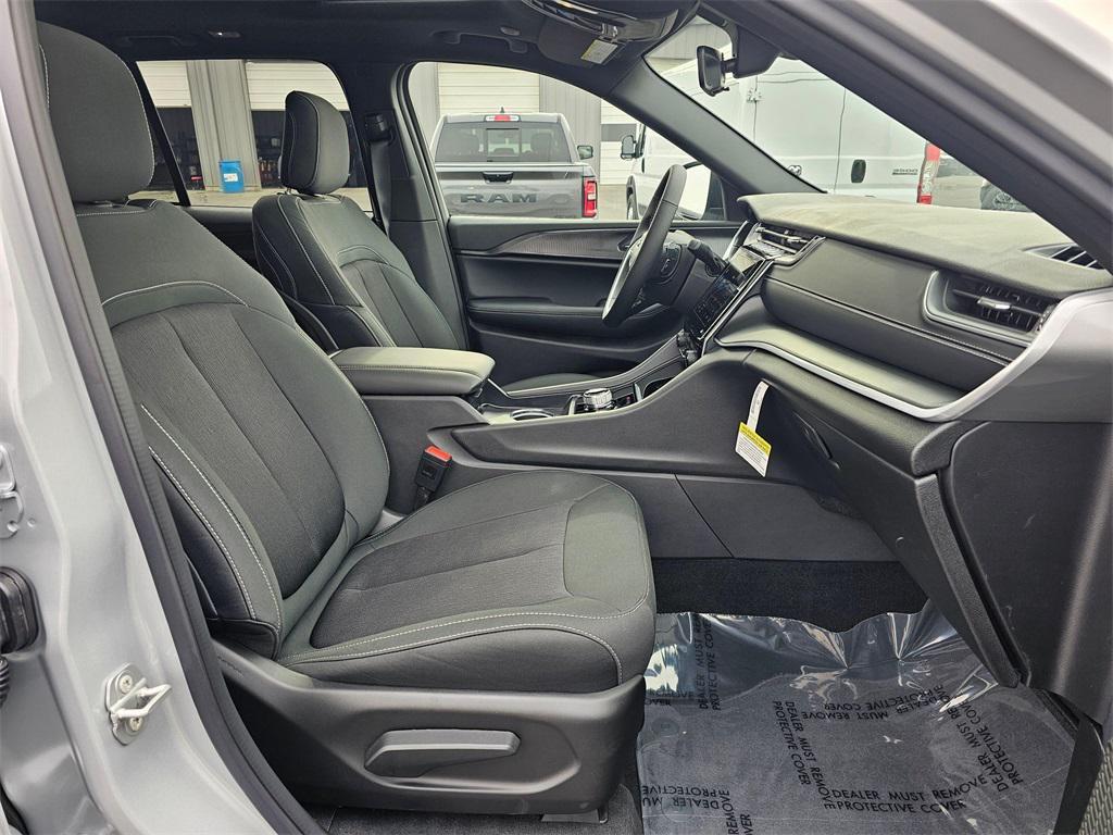 new 2025 Jeep Grand Cherokee car, priced at $38,999