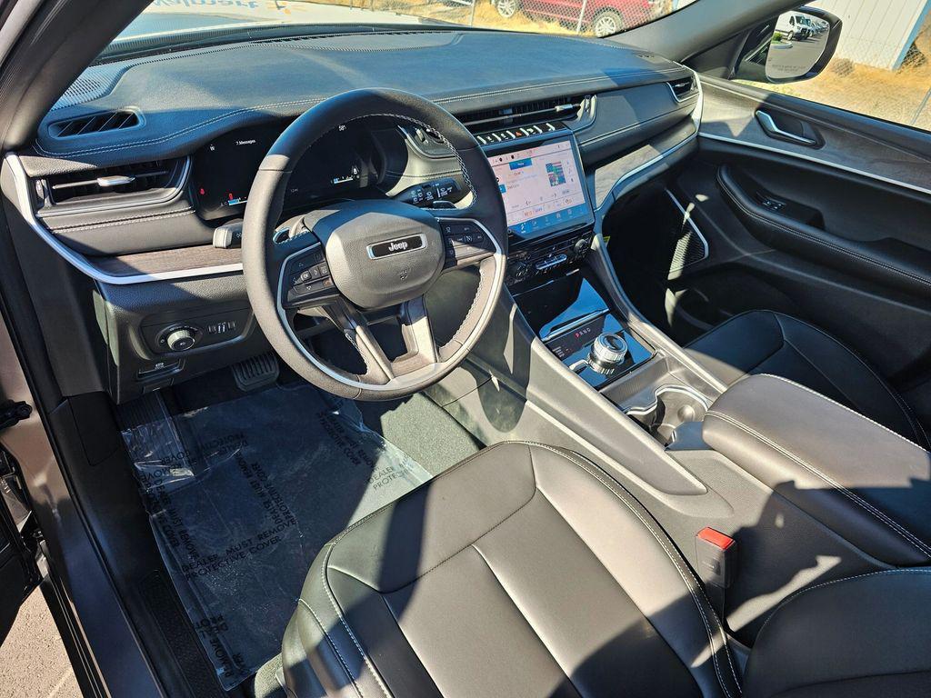 new 2025 Jeep Grand Cherokee car, priced at $47,999
