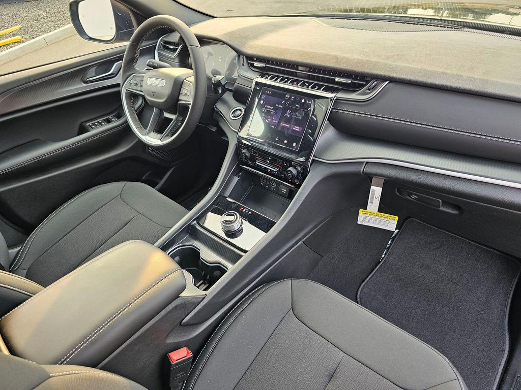 new 2025 Jeep Grand Cherokee car, priced at $40,676