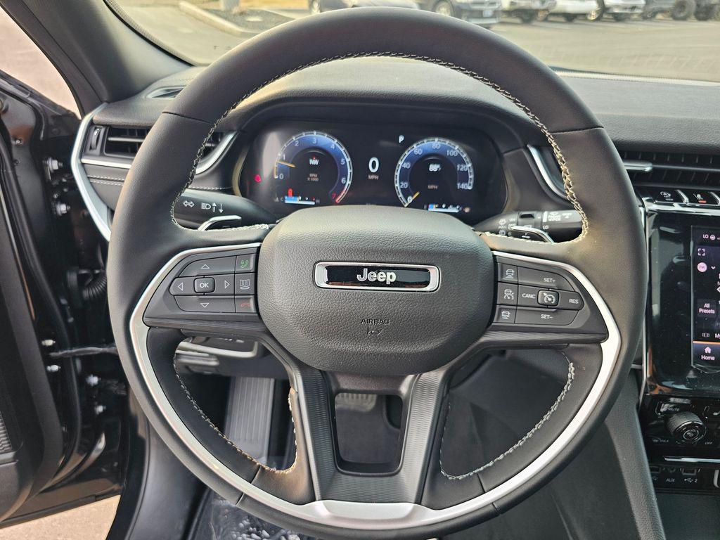 new 2025 Jeep Grand Cherokee car, priced at $40,676