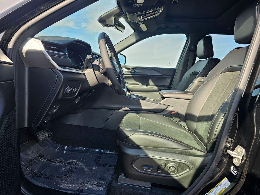new 2025 Jeep Grand Cherokee car, priced at $40,999