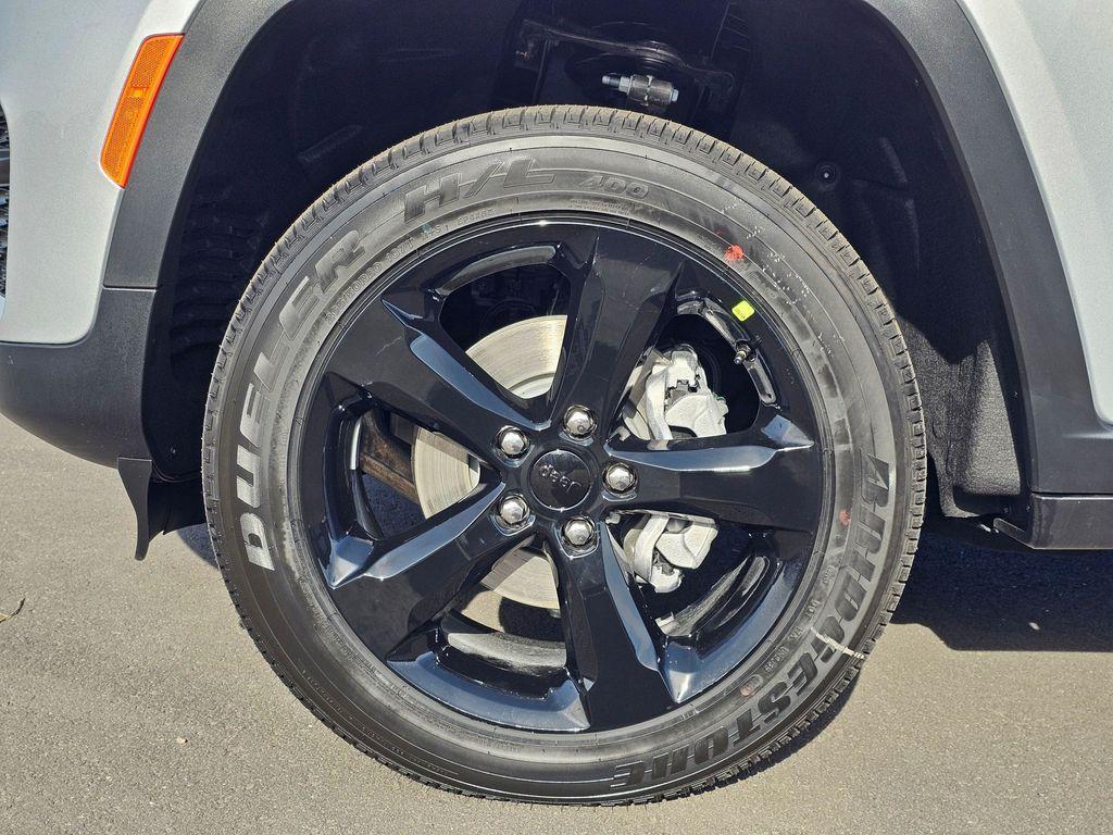 new 2025 Jeep Grand Cherokee car, priced at $40,999