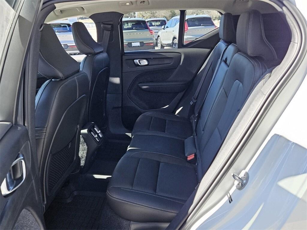 new 2025 Volvo XC40 car