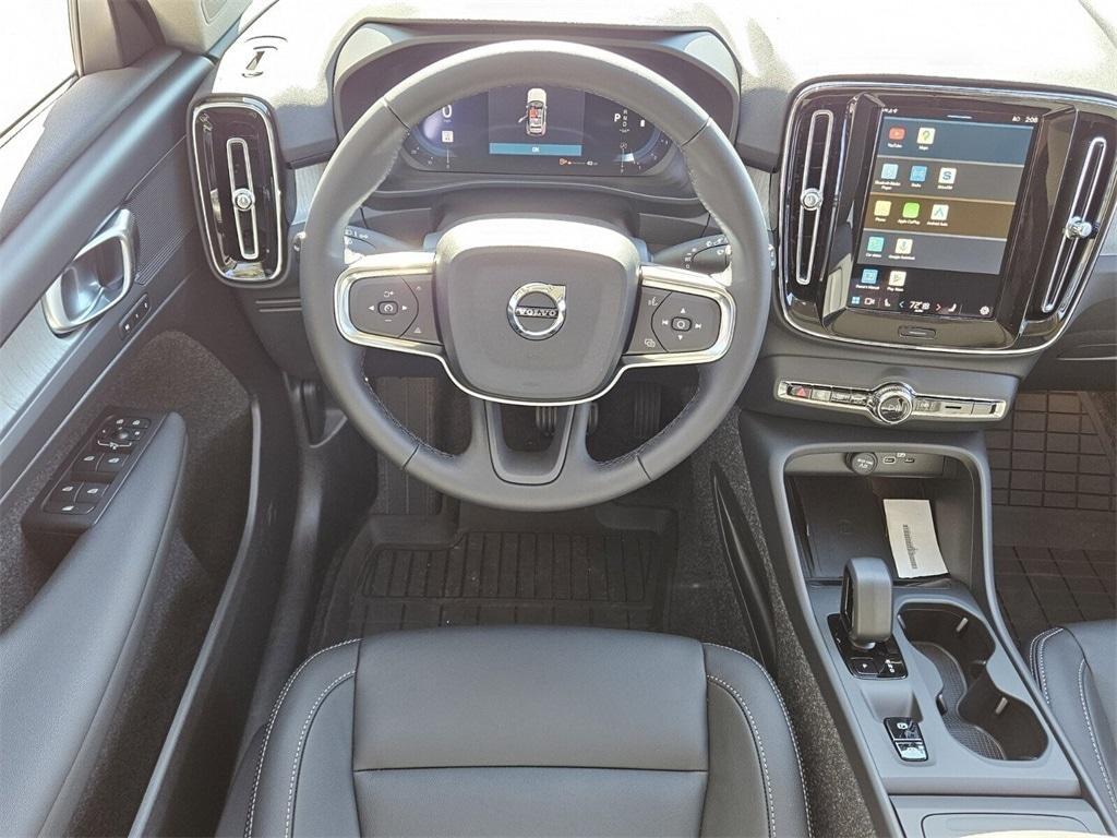 new 2025 Volvo XC40 car