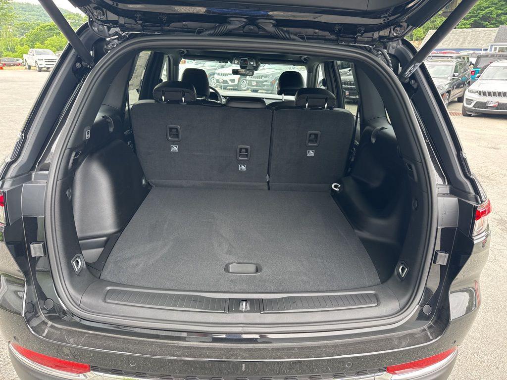 new 2025 Jeep Grand Cherokee car, priced at $42,121