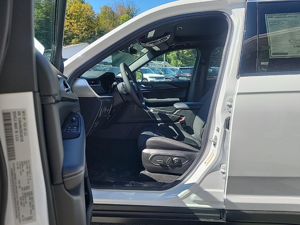 new 2025 Jeep Grand Cherokee car, priced at $38,053