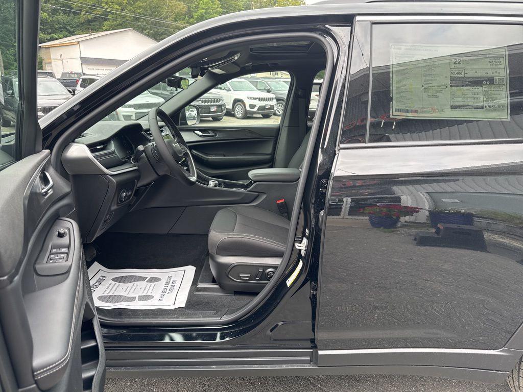 new 2025 Jeep Grand Cherokee car, priced at $34,964