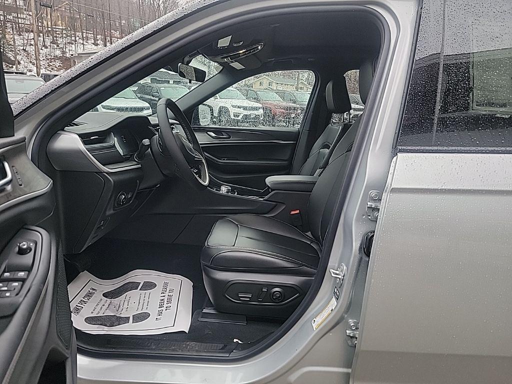 new 2025 Jeep Grand Cherokee car, priced at $47,916