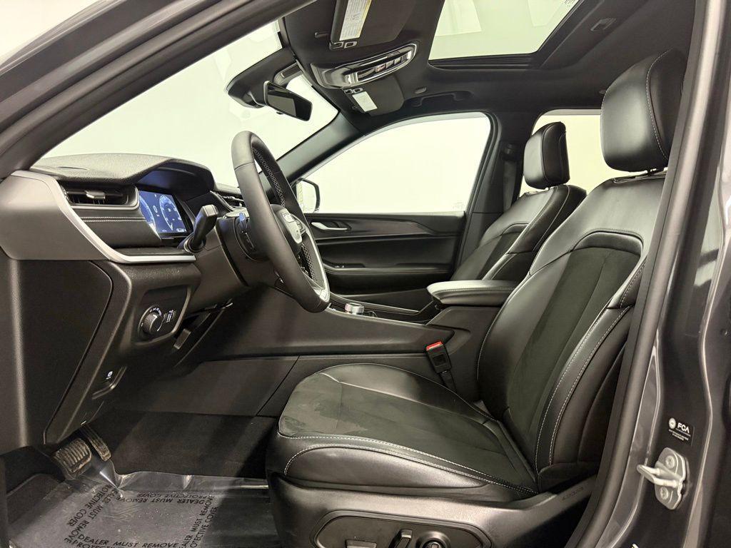 used 2025 Jeep Grand Cherokee car, priced at $35,524