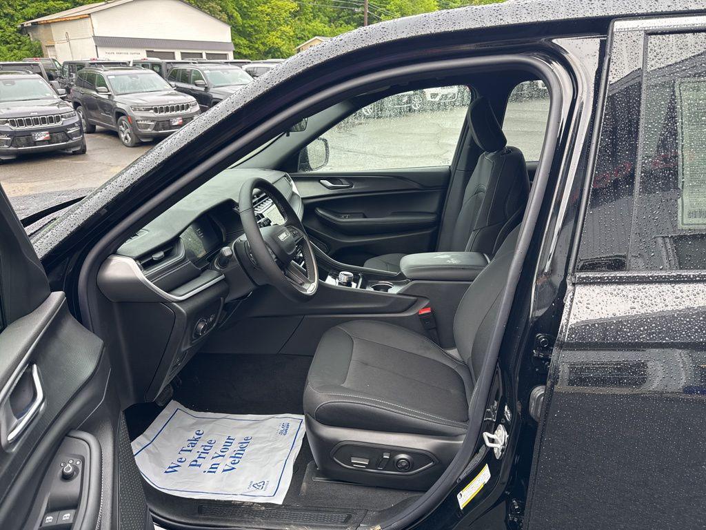 new 2025 Jeep Grand Cherokee car, priced at $35,873